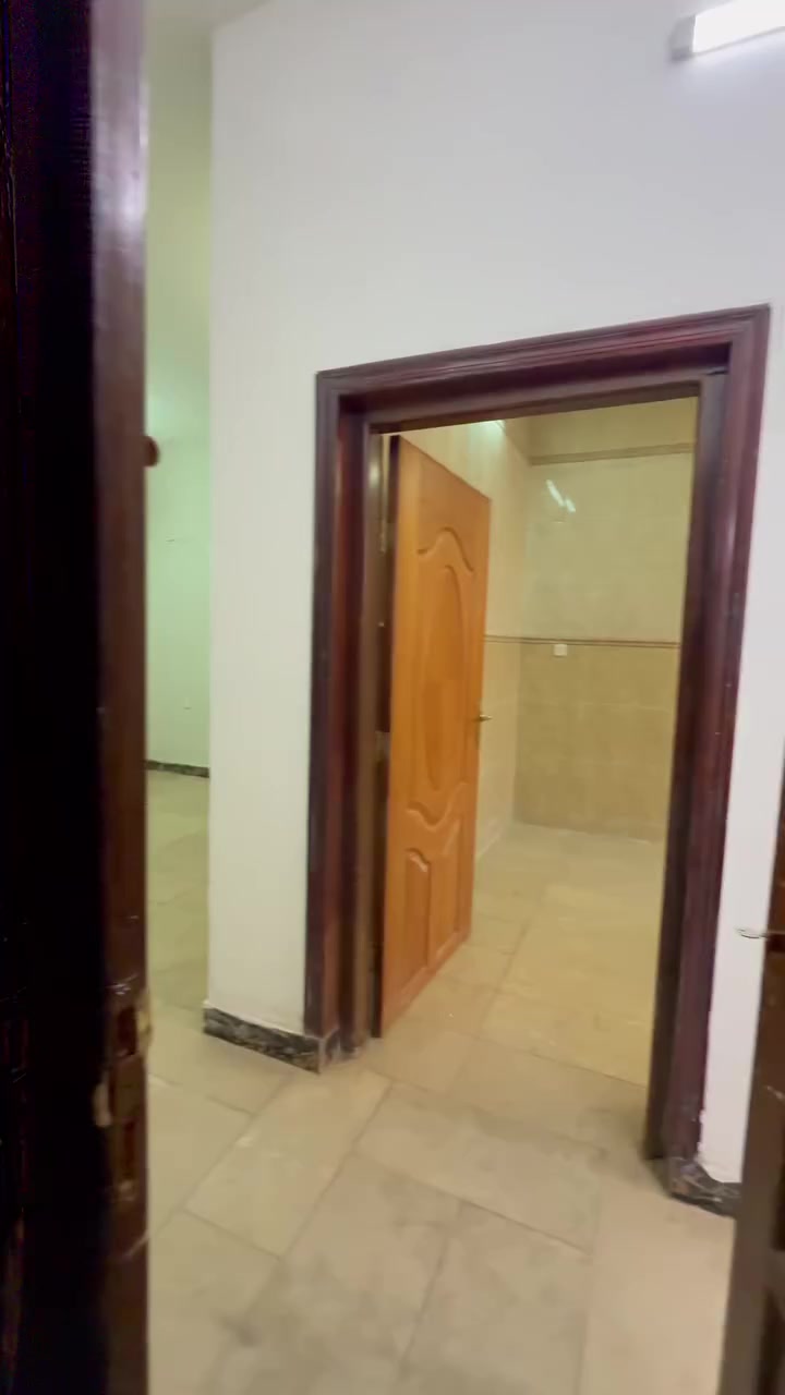 #للأيجار_شقه_طابق_اول_درج_بسيط_جداً
سعر الأجار550الف وبيه مجال ترهم سكن شباب او طلاب
الموقع الاعظميه شارع عمر
تحتوي على:صاله+مطبخ+غرفتين+خدمات+مناور+بالكون
للأستفسار:***********
