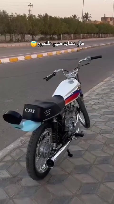 سلام عليكم دراجه للبيع صارله 20 من معمره اول تبديله دهن 
دراجه ما طالعه اهواي ولا ماشيه اوراق سكنر 7 المكان #المكان_قلعه_الصالح متواجد خاص ***********
