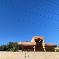 وبركاته بيت للبيع المساحه ٦٠٠ متكون البيت : ثلاث غرف صاله +استقبال مطب...