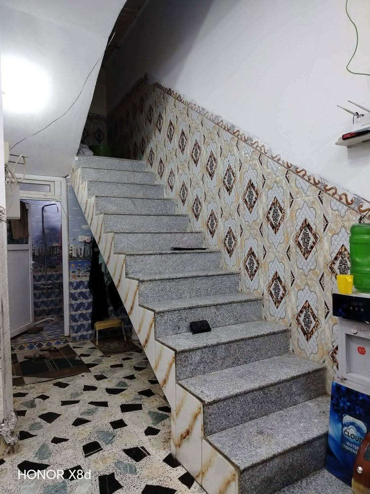 اللهم صل على محمد وآل محمد الطيبين الطاهرين 
بيت للبيع بناء حديث  صب مسلح درجة  اولى مساحة 135 بالسند واقع حال 172  طابق واحد يحتوي البيت على وجهين عالشارع السايدين وعالساحة
استقبال 6 × 3.5
غرفة 5 × 4 
هول 5.3 × 4
مطبخ 5.20 × 3.30
يحتوي البيت على محل  عالشارع السايدين العنوان حي العسكري القديم (شارع العلوه) مجاور سكلة المشروع الخدمي
الاتصال ***********
***********
