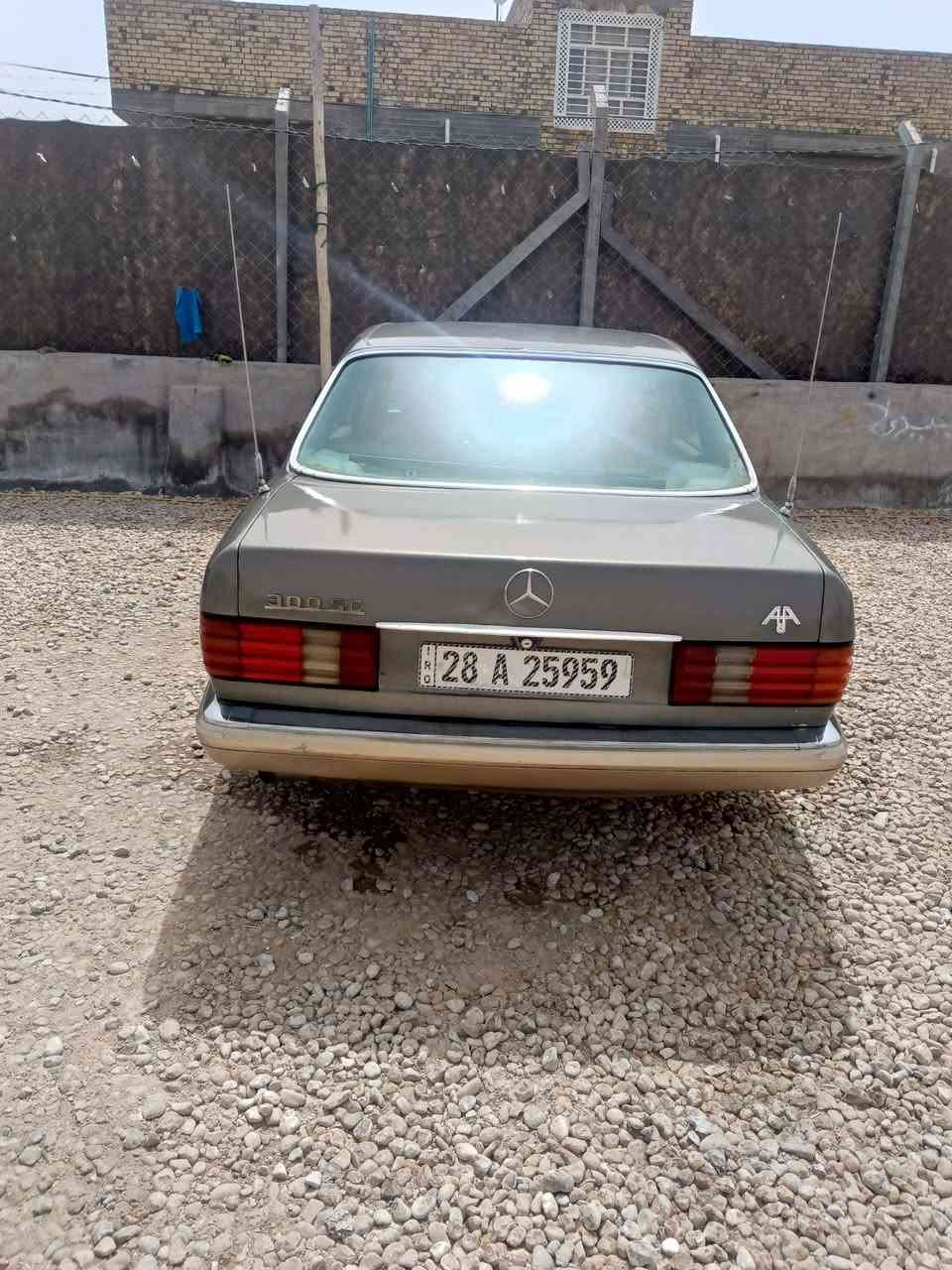 السلام عليكم سياره مرسيدس للبيع رئاشي سياره كير ومكينه بطه توني شات بعدهن بالچيس سياره حداديه جديده تاير نظيفات تبريد رقم جديد وسنويه  تدفئه شرط سياره جدا نظيفه ومال جني مكان السياره الديوانيه رقم سعر 55 فيها مجال الهاتف ***********
