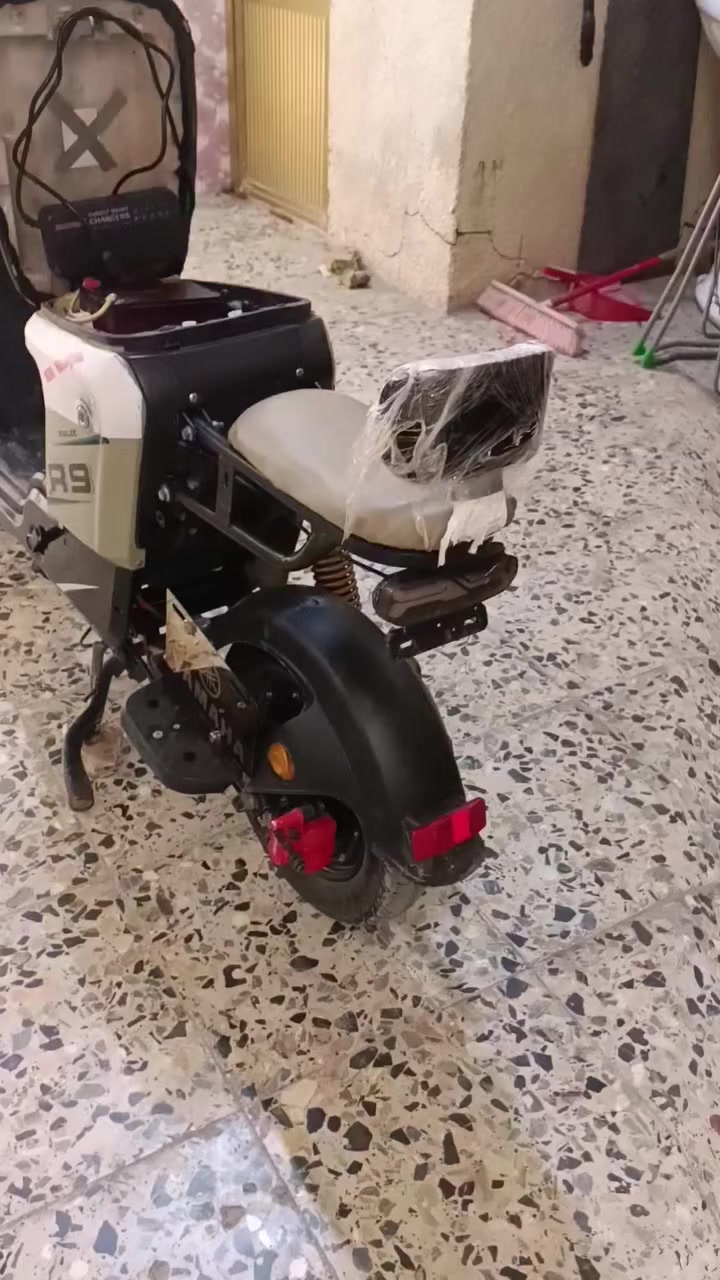 السلام عليكم دراجة R9 حديثه نضافة فول٤سرع مع نضام R ترجع للخلف  بطاريات وشاحنة قبل شهر شادهن إصليات اب١٥٠ الف تأثيرات جدد محورله دبل ماكس اصلي انسه الطسه تراي  معدل ايخبل دراجه كلش جديده مكاني الزعفرانيه سعره ٤٢٥ الف بيه شي بسيط لاستفسار اتصال برقم ***********
