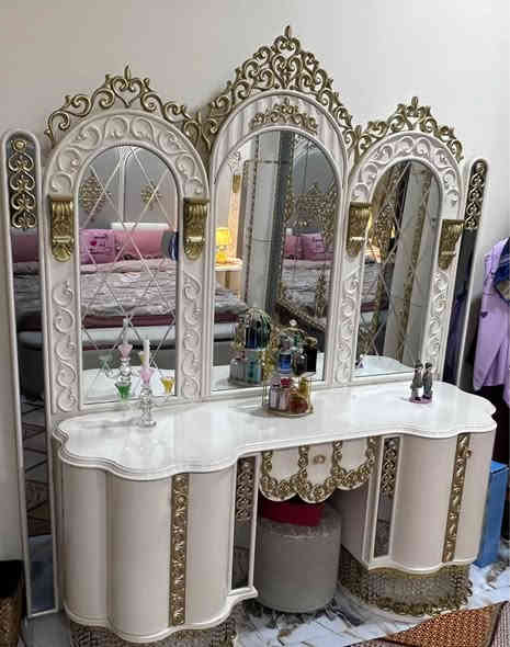 السلام عليكم
للبيع غرفة نوم ملكية نوع بلاتينيوم خشب نوع HDF التركي الدرجه الاولى  اي كسر بالقطع ما بيها بعد جديده  تتكون من كنتور + طابوريه + ميز مرايه + خزانه احذيه + مراية مع جرار + مخزن + جرارات جانبية عدد 2 ، السعر 3ملايين وبيها مجال 
العنوان البصرة التنومة  
رقم الهاتف 
*********** شط العرب
