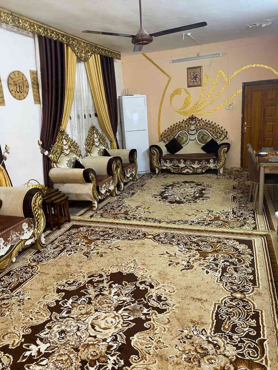 #بيت_للبيع 

  🌍 الموقع  / حي الجبيريه ألاولى 
  📍 خلف طيبه مول 

  📐 المساحه  / ( 300m  ) طابقين 

  🏠 #ركن_صاد_على_ساحه 

  _ موقع راقي جدا 💯  _ قريب على الشارع العام 
 
 💠 يتكون من أربع 4 غرف نوم 
                      وصاله واسعه ومطبخ 
                            وحمام داخلي وخارجي 
                               وكراج كبير وحديقة واسعه 

  💰 السعر مناسب للشراي  ( لمعرفة السعر ارسل رقم  ( 1 ) 
        ■■■■■■■■■■■■■■■■■■■■■■■■
           للإستفسار أكثر يمكنم التواصل عبر رقم الهاتف 
                ☎️ ( ***********  )☎️ أبو سيف 

          🙋‍♂️ #أعرض عقارك يمنه وأنته مرتاح بالبيت 🏡
                      وحنه نهتم بالبيع والترويج 

📍 #العنوان_الضباط_الثانيه  📌 مقابل #شارع_ألفين  .
