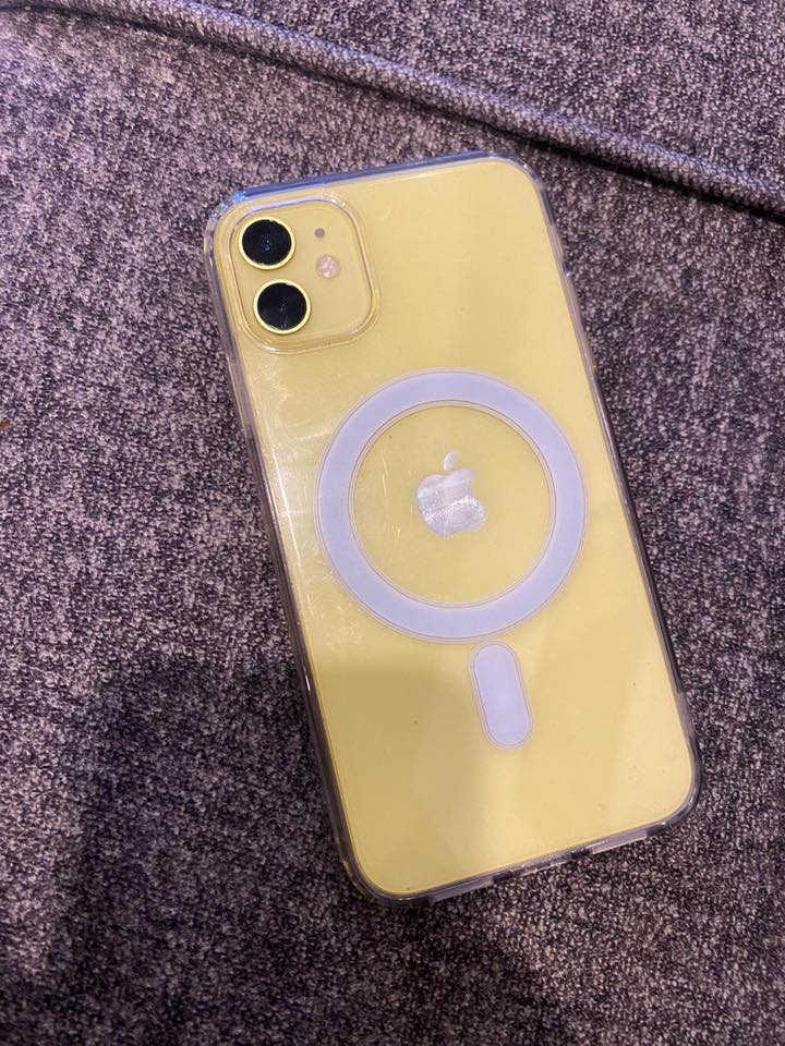 ايفون 11 العادي للبيع بطارية 85 جهاز نظيف كلش مامفتوح وولامبدل بيه شي ذاكرة 64 السعر 
 &250وبيه مجاال 
*********** واتساب
