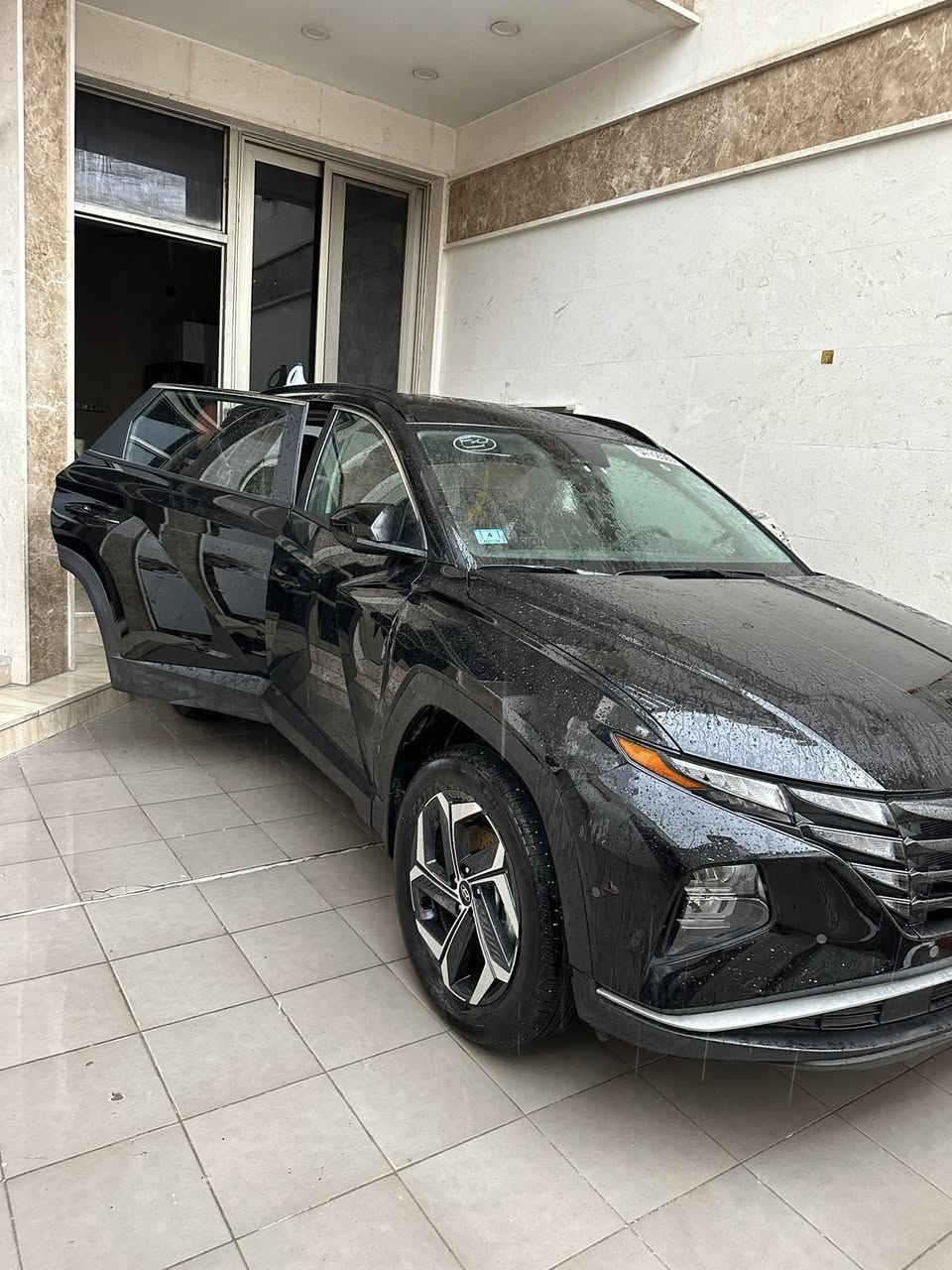 السلام عليكم
سيارة توكسان موديل 2024 
نظام هايبرد وشحن و بانزين ( ثلاث أنظمة)
ماشية ٦٠٠ يعني اقل الألف بعدهي زيرو 
الحادث مبين بالصور فقط جاملغ 
دخول جديد بغداد المنفيس باسمي 
للاستفسار تواصل عن طريق الواتساب 
***********
