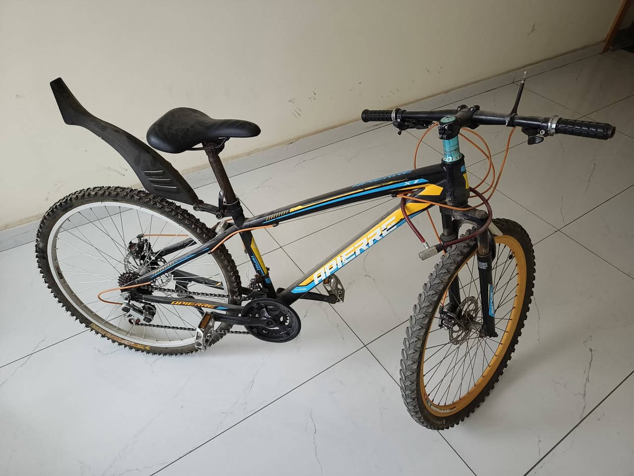 للبيع جبلي نظيف
گير جديد 10 نمرة 
ويل خلفي جديد 
ويل امامي مامبدل اصلي 
تايرات جبلي 
معاه قفل ومفتاح 
عجلة ورا مبدل جديد 
بايدار فافون اصلي 
السعر 65 الف فقط وبيه مجال 🔥
***********
