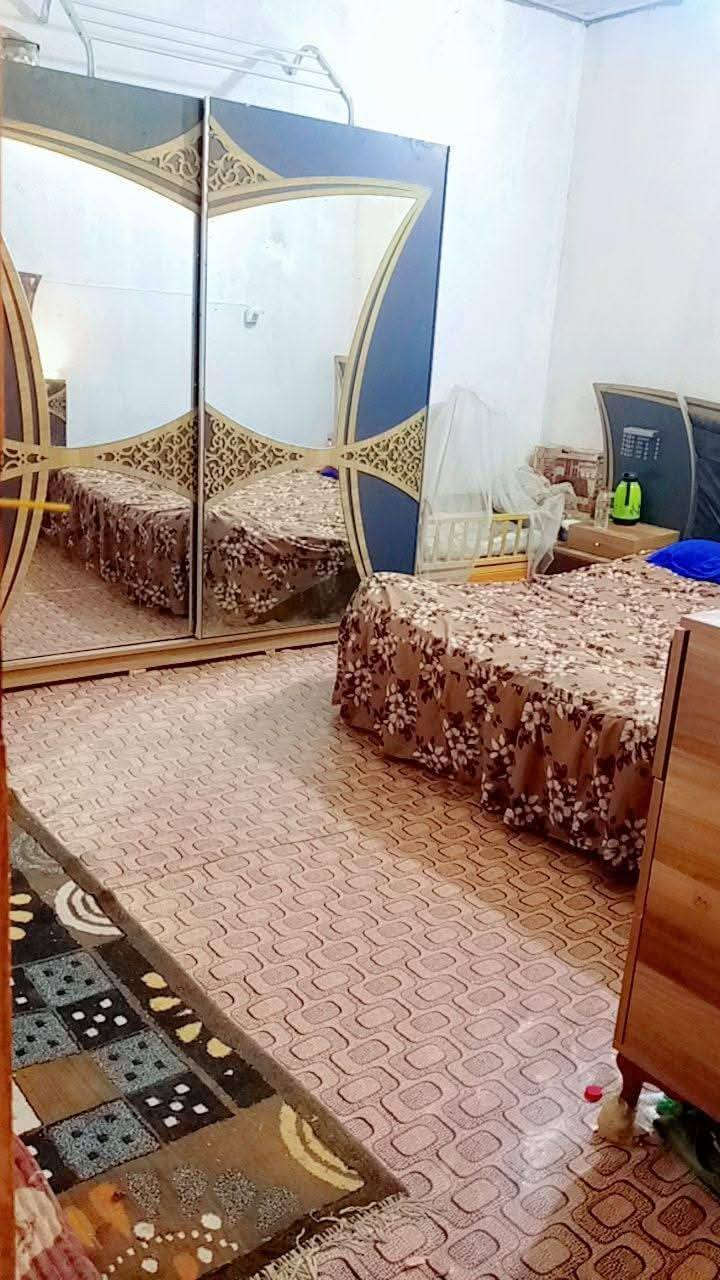 سلام عليكم.. بيت حواسم منطقه الماجديه سيد جميل بدايه شارع عشرين بناء جديد صارله سنه مساحه 100 متر وبناء درجه اوله من حيث الاساس والبناء والكهرباء والمجاري حتى بيبان البيت تفصال والبيت والمنطقه ما معوضه تجي وتسال وتشوف المنطقه والبيت مسجل بلتعداد السكاني ويم المختار يعني بلمستقبل تستلم تعويض او قطعه ارض من الدوله وكل الخدمات بيها على شارع وكرباء وطنيه وانبيريه ومدرسه ابصفك ابتدائيه ومتوسطه ومن تشتري البيت تشتري الجار قبل الدار ناس هدوء وناس طيبين لله شاهد 
وسعر البيت 6 ونص لله شاهد مو سعره بس لان محتاج فلوس لضرف خاص والشراي يتصل عالرقم ويدلل ***********
