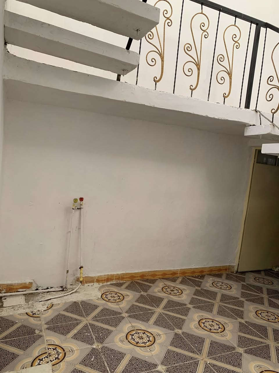 دار للبيع طابو ملك صرف المساحة ١٠٠ م طابق واحد يحتوي على استقبل وصالة وغرفة نوم وكراج سياره وصحيات عالي من الشارع بناء مسلح العنوان بعقوبة التحرير شارع  ٤٠ خلف أسواق العالمية 
***********
