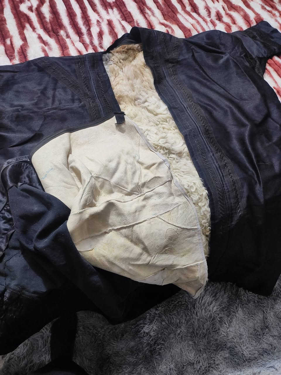 سلام عليكم فروه طفيلي الاصلي صناعه سوريه الاصليه اللون اسود جديد سعره 350 بس الي يعرف الطفيليه الاصلي والشراي يعرف سعره يعني***********
