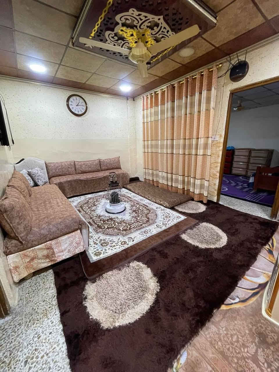 دار للبيع حي صدام مربع الذهبي قريب عن جامع الشاكرين
مساحه 100 متر واجه 10 عمق 10 ركن مربع 

يتكون من طابق واحد 
من غرفتين نوم وهول ومطبخ وصحيات وكراج سياره 

كاشيء سيراميك سقوف ثانويه ديكور مرتب

++تبليط جديد للمنطقه كامل 

سند طابو ملك صرف شرط التحويل 

اللاستفسار 
***********
‏‪***********‬‏
