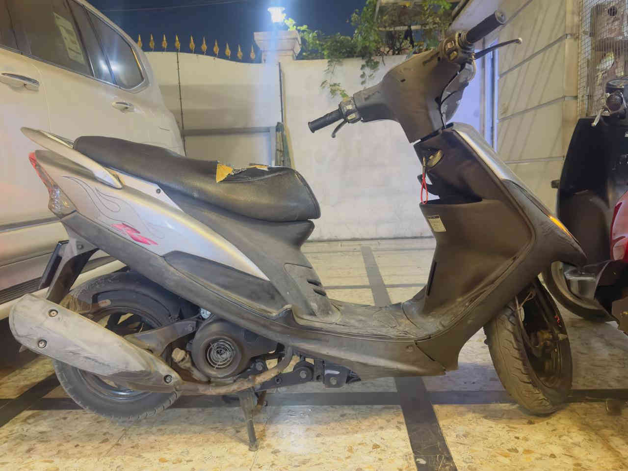 السلام عليكم
اخوان ماكس عدلة للبيع 
الدراجة كلها بلادي عدة السلف 
مكينة بلادية . 
ادمة كاملة مسويلها . 
كهربائيات كلها شغالة .
شلعة ومعدل . 
كيجات شغالة .
لايت .LED . 
اورقها موجودة . 
عنوان . حي سومر البنوك شارع المدارس.  
سعرها . 900 . وبيها مجال للشراي ويدلل  . 
رقم . ***********
