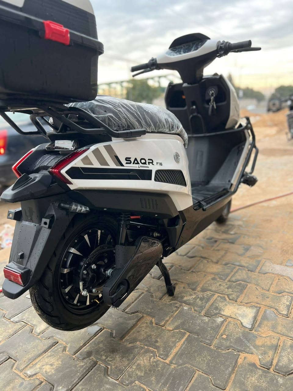 سلام عليكم شباب دراجه شحن اللبيع استخدام يوم واحد
فقط دراجه بعدها  زيرو زيرو بحالت وكاله الله شاهد   زيرو نوعها تيسلا القرش لليثيوم بطاريه مالتها  شركه الصقر  مواصفات بيها كلش قويه وتخبل. ؟! وصل المعرض موجود. 

المواصفات 👍
الموديل 2025
البطاريه ليثيوم فوسفات الحديد 30 أمبير 72ف
التحويلات 1.2.3 
تمشيك بل شحنه وحده 80كيلو وكثر 
ملفها 2000 سبورت يجي 
السرعه 90
نضام رجوع الخلف 
نضام  abs 
نضام  USB
نضام رجوع الخلف R
لدات سبورت  تجي كامله 
مدرعه بل كامل 
 لدات جانبيه 
اشاير رباعيه 
تشغيل عن بعد 
جهاز انذار السرقه 
قفل ستيرن 
شاشه تاب تعرض الك كل عطل ان وجد 
خوذه اصليه مال شركه وياها
بيها بلتوث بل شاشه 
شلعه معدل فول 

اي استفسار اتصال

***********

مكاني بغداد
