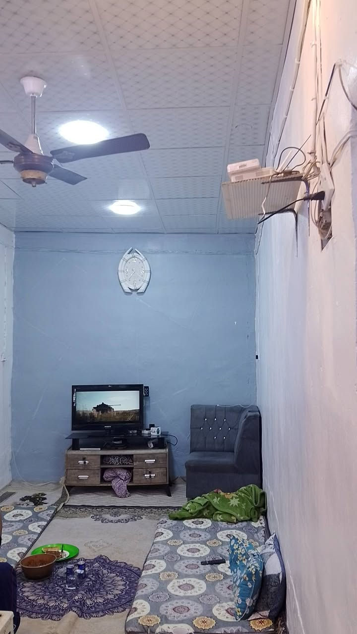 دار زراعي للبيع المساحة 320م ...السعر 85 ..المنطقة سكنية كل الدور مرقمة ماء جيد جداً ومبلطة ومجاري...بغداد جسر ديالى مقابل جامع المهيمن قريب على الشارع الخدمي.. استقبال كبيرة وصالة ومطبخ كبير وغرفتين كبار وترك ومطبخ كبير وحمام غربي داخلي كبير وحمام خارجي كبير وكراج كبير وحديقة كبيرة...منطقة خلف البيوت هادئة امام ساحة...سقف البيت سندويج بنل وسقف ثانوي والارضية بورسلين تركي جديد البيت نظيف *********** واتساب
