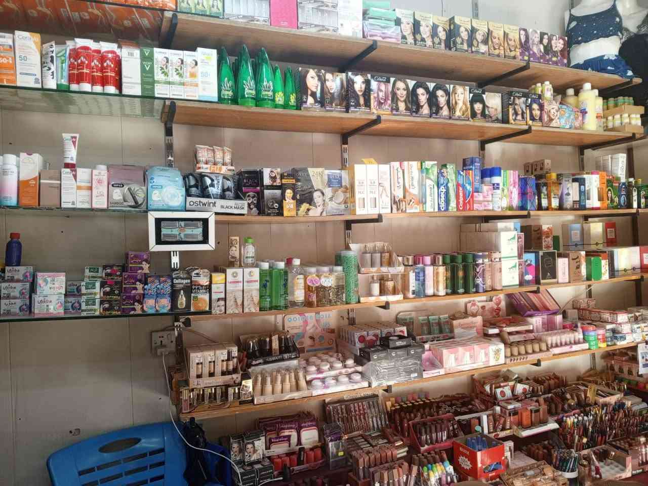 كوزمتك للبيع كامل السعر 7ملاين كامل +السبلت والرفوف وللعابات  العنوان شارع النيل مقابل الإطفاء داخل الفرع ايجار المحل 300
رقمي للاستفسار ***********
