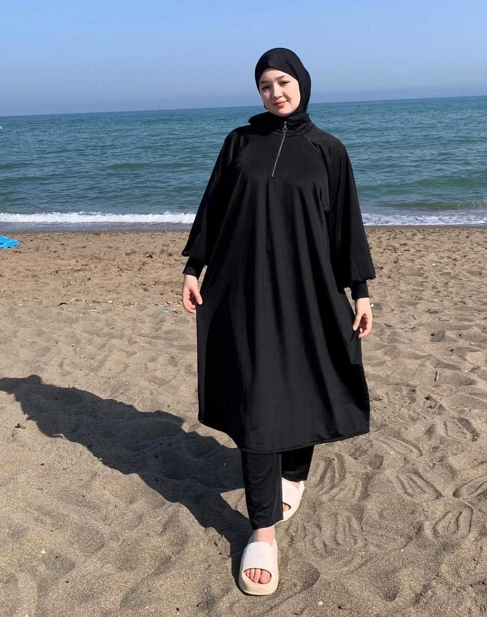 بوركيني  شرعي مصمم ليوفر حرية حركة وسهولة في السباحة.
بتصميم يجمع بين المحافظة والعصرية، ويتميز بلونه الأسود الكامل السادة الذي يمنح مظهرًا أنيقًا وعمليًا
يتميز بكونه مقاوم للماء وسريع الجفاف 
نوع الثوب : سيكليزم الخاص بالسباحة 
  المقاس m l xl xxl xxxl


**إذا كنت صاحب هذا الإعلان وتريد حذفه لأي سبب، رجاءا أرسل رسالة إلى الدعم الفني**