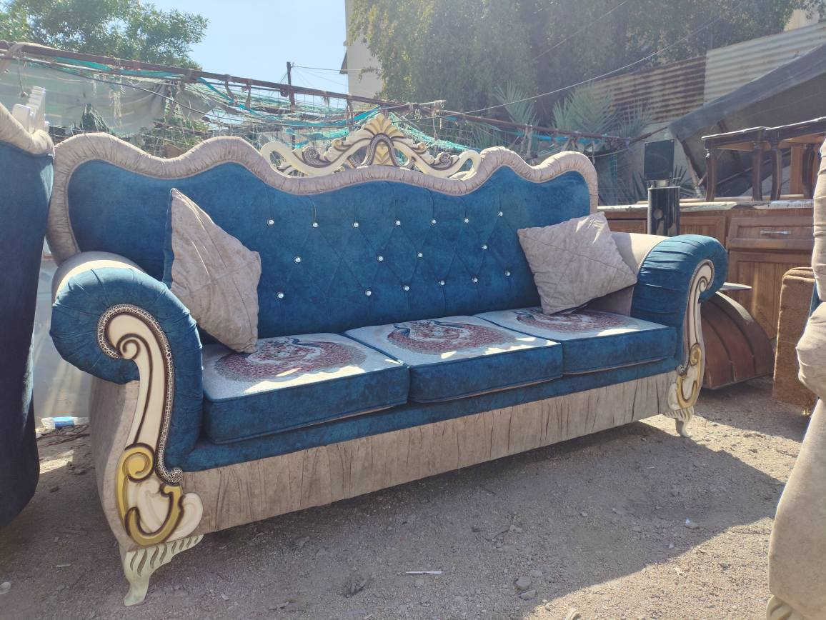 للبيع 🔥
تخم قنفات ملكي 10 مقاعد 👑🛋️
فخم ومرتب يليق بالبيت الراقي ✨

نظيف جدًا جدًا 💯
ما بي أي عيب أبدًا ✔️
نسبة النظافة 99%

🎨 اللون: بيجي ويا أزرق – لون هادئ وراقي
💎 شغل توصاه درجة أولى وثقيل يتحمل

💰 السعر: 650 ألف وبي مجال بسيط للجادين

📍 بغداد – حي الجامعة، نهاية شارع المصرف قرب الجمعية
📞 للاستفسار: *********** بغداد, العراق
