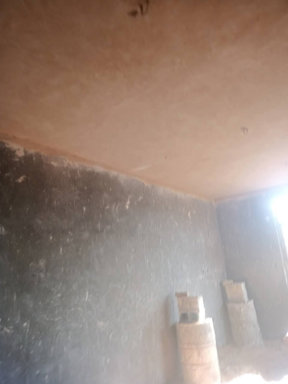 سلام عليكم خلفه الباخ وبياض وصطار جص متفرق الي عنده شغل يخابرني ويدلل ***********
