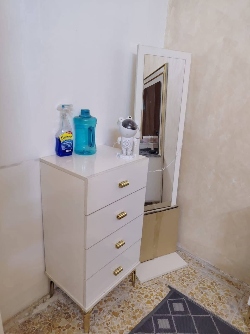 السلام عليكم
غرفه اخشاب تركي 10 قطع
مستخدمه قليل نضيفه بيهة ضرر بسيط موضح بالفيديو
مكاني بغداد مدينه الصدر
التواصل خاص او واتساب ***********
