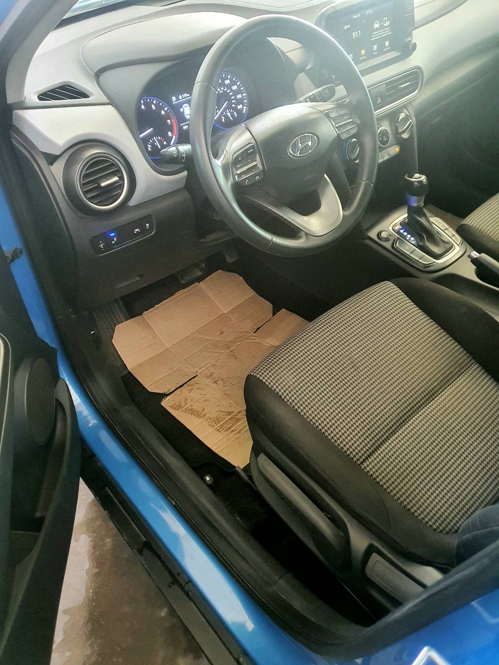 هونداي كونا للبيع ٢٠٢٠ وارد امريكي حادثها جاملغ خلفي وشويه من الصندوك بدون ايرباك يعني صبغ جاملغ وشويه من الصندوك باقي السياره مكفول مكينه ٢٠٠٠ دوش وكير اي تي ماشيه ٤٦ الف ميل            مواصفات السياره تجي قماره سوده تو كلر وحمالات سقف          بصمه  كشن تدفئه  ورادار جانبي وامامي  تحديد  مسار  انحدار وتزحلق كامره وتحكمات  رقمها  اربيل  اب  اسمي سنويه وهزه ولوحات كله جديد  سعرها  ١٤٢  ورقه  مكانها  بغداد  للاتصال    ***********       ***********   واتس اب                 