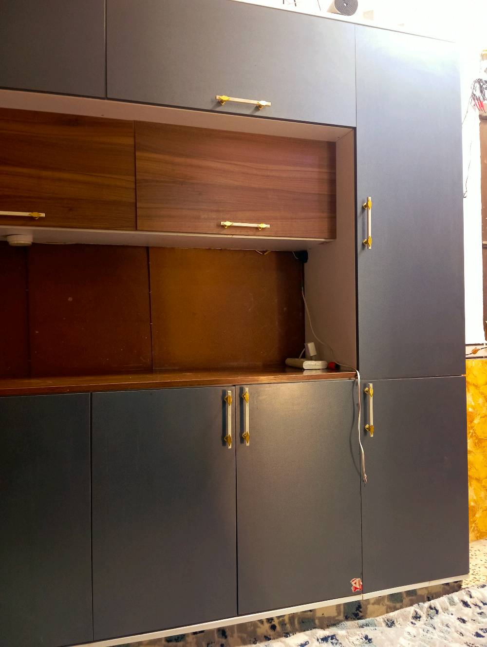 كاونتر مستعمل نضيف اخو الجديد حجمه 3مترات و نص و معه سنك مترين حجمه 