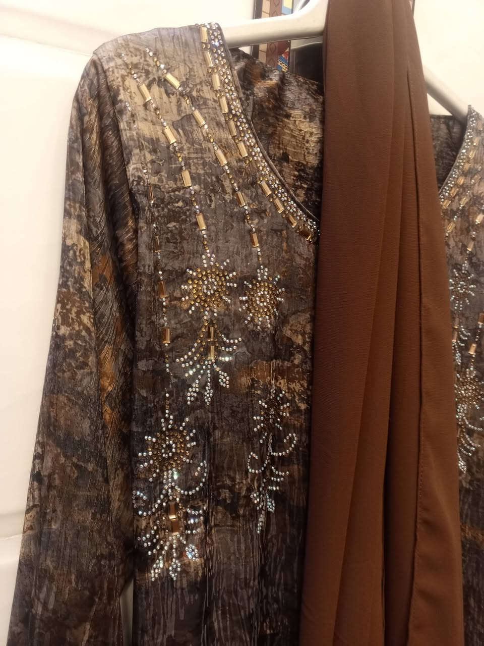 مخور ويا شالة جوزي مطرز 
جديد ملبوس اقل ساعه بالبيت 
قماشه ستن جاكار 
يلبس لحد وزن ١٠٠ وأقل فري سايز وبي حزام 
مكاني بغداد عندي توصيل داخل بغداد فقط


**إذا كنت صاحب هذا الإعلان وتريد حذفه لأي سبب، رجاءا أرسل رسالة إلى الدعم الفني**