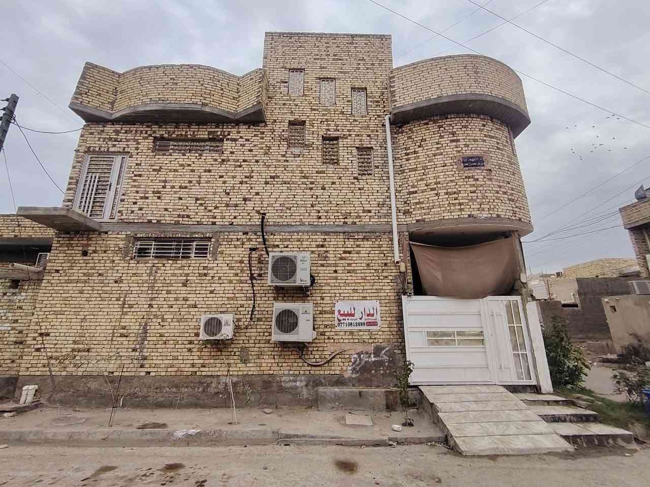 السلام عليكم بيت للبيع المساحة120ركن طابو صرف حر تحويل مباشر العنوان ميسان العرضات شارع 20 
بيت يحتوي على طابقين الطابق الاول يحتوي على ساحة +استقبال+صالة مفتوحة على المطبخ حار بارد +غرفة نوم+صحيات عدد2
الطابق الثاتي مكون من مشتملات ثنين كل مشتمل 60متر الستفسار اكثر الاتصال على الرقم***********
