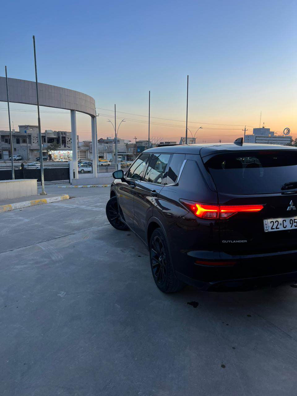 سيارة ميتسوبيشي اوتلاندر ٧ راكب ٢٠٢٣ 

MITSUBISHI OUTLANDER
  (SEL BLACK Edition ) 

‎ميتسوبيشي اوتلاندر
‎موديل2023

‎حجم المحرك : 4 ) 2.5L,سلندر)

‎ارباك ستيرن سيستم

‎ فوول مواصفات اعلى فئه (بلاك ايدشن)  SEL Black Edition 
 
‎بصمة ابواب بصمة تشغيل

تبريد 2زون

‎كاميرا °360. كاميرا امامي كاميرا جانبي. كاميرا خلفي هاند 
بانوراما

‎7 راكب

(AUTO Hold) اوتو هولد

(Downhill assist ) مساعدة من نزلات 

‎رادار امامي (تحديد مسار)

‎رادار جانبي (نقاط عمياء)

‎رادار خلفي (التحذير من الاصطدام)

‎حساسات امامي حساسات جانبي

‎حساسات خلفي

‎إشارات بلمري مري شفط

(SHOW) نظام (OFF-ROAD) نظام

(ECO) نظام

(SPORT) نظام (NORMAL) نظام: 
ماشي ٦٤ الف كيلو متر
كشنات كهرباء 
كشن تدفيئه
ستيرن تدفيئه
كشنات خزن 
صندوق كهربائي 
كوبون بنزين
وبعد بيها هواي مواصفات 
سعر 227 وبي مجال للطيبين
مكاني كركوك

بيه قطعتين صبغ بونيت و جاملغ سايق بدون دواخل وبيه مكان صغير اربع اصبع بارد جاملغ وراء  و رصعتين بسيط فوك جام امامي

***********
*********** كركوك, العراق
