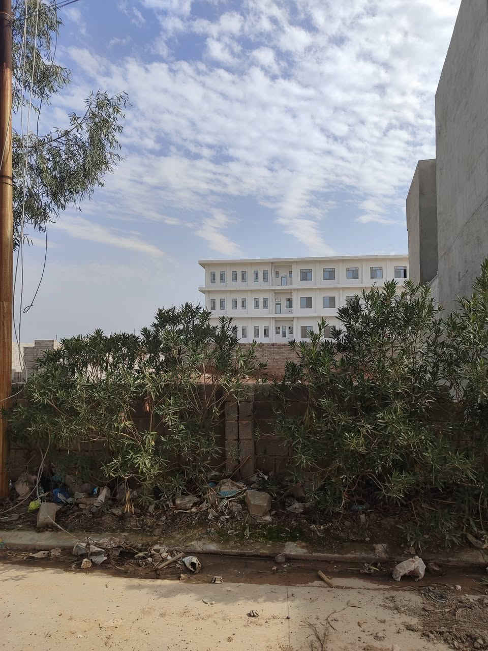 قطعه ارض للبيع القوسيات جمعيه النخيل مساحه١٤٣م واجهه ٨ 
كارت وصل من البلدية قرار تمليك جاهز للبناء تيكله وحادله 
قرب الكلية علوم الحياة قريب جدا على شارع سايدين الدهوك خدمات ماء كهرباء تبليط والفرع كلها بيوت سكني  السعر ٤٢ مليون
اسفسار اكثر***********
