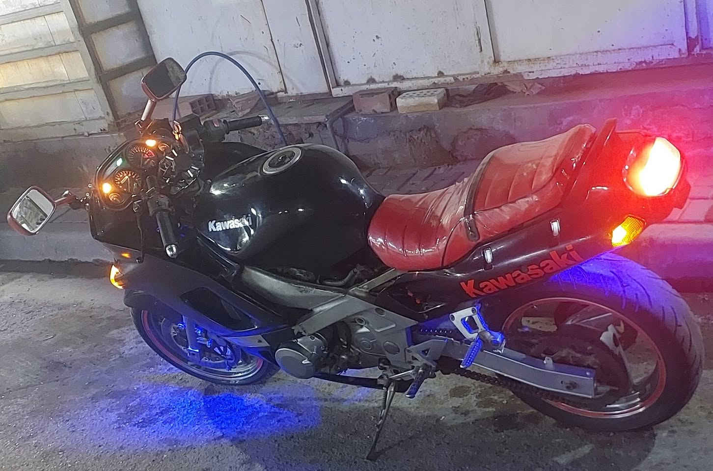 سلام عليكم دراجه كاوسكي مكينه 600c للبيع دراجه مثل ما شفتها بصور 
بيها مشكله زغيرة صوت خفيف بل مكينه ودراجه نشطه وين ما يجبك تطلع بيها اطلع  
مكان الدراجه بغداد 
الشراي يتصل وان شالله ما قصر وياة بسعر
رقم الهاتف :***********
