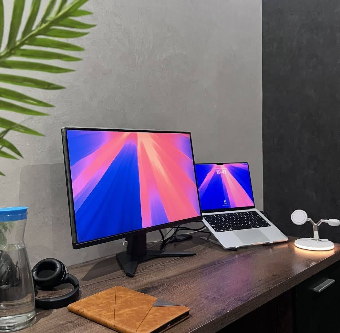 عندي شاشة استخدام قليل اقل الشهر + كيبور ريد دراكون جديد بالباكيت غير مستخدم
الشاشة
 * الموديل: MSI MAG 275QF
 * حجم الشاشة: 27 بوصة
 * نوع اللوحة (Panel): Rapid IPS
 * التصميم: مسطحة (Flat)
 * الدقة: QHD (2560x1440)
 * معدل التحديث: 180Hz
 * وقت الاستجابة: 0.5ms (GtG)
 * الألوان: sRGB 101% و 1.07 مليار لون
 * المنافذ:
   * 2x HDMI 2.0b
   * 1x DisplayPort 1.2a
   * 1x Earphone Out
 * التقنيات:
   * Adaptive Sync
   * HDR Ready
   * AI Vision Technology
   * Low Blue Light (تقليل الضوء الأزرق)
سعر الشاشة 190
سعر الكيبورد 45 
للتواصل ***********
