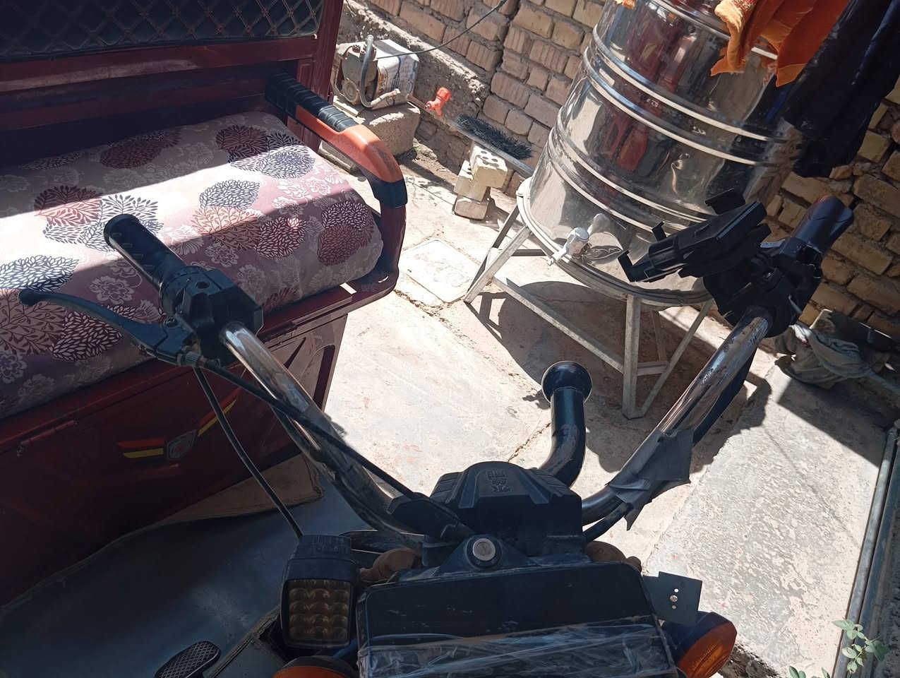 السلام عليكم ستوته شحن للبيع شوفه عينك تجي تفحص وتشوف بطاريات جديدات تخم تايرات جديد ستوته تأخذها وتروح تشتغل على باب الله سعرها مليون وميه وبيها مجال *********** 
***********
