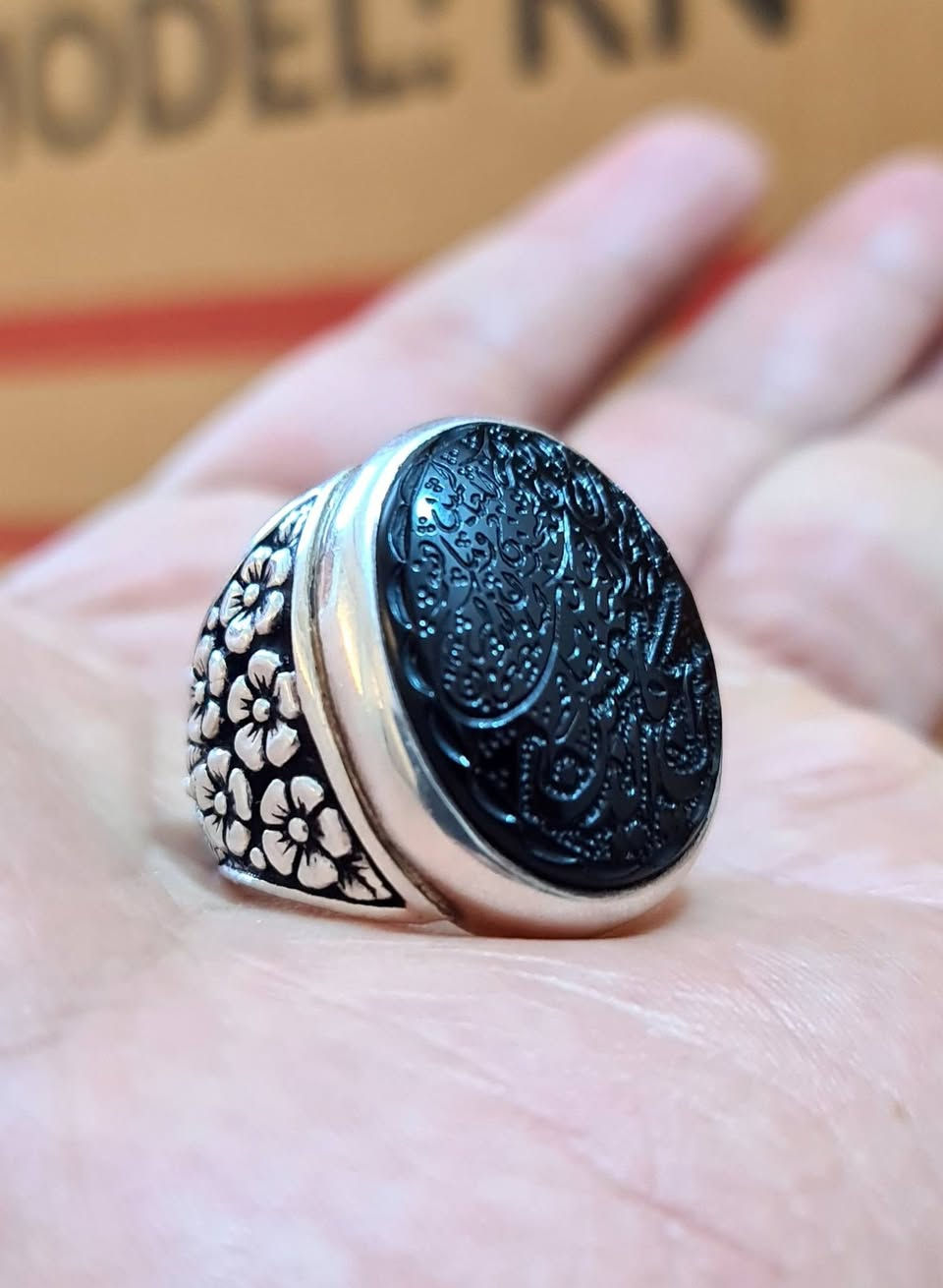 شفة العبد يماني تحفة فنية صياغة (صادق الطائي)
حجم راهي(وَإِن يَكَادُ الَّذِينَ كَفَرُوا لَيُزْلِقُونَكَ بِأَبْصَارِهِمْ لَمَّا سَمِعُوا الذِّكْرَ وَيَقُولُونَ إِنَّهُ لَمَجْنُونٌ وَمَا هُوَ إِلَّا ذِكْرٌ لِّلْعَالَمِينَ).
خط اعترافي جميل


**إذا كنت صاحب هذا الإعلان وتريد حذفه لأي سبب، رجاءا أرسل رسالة إلى الدعم الفني**