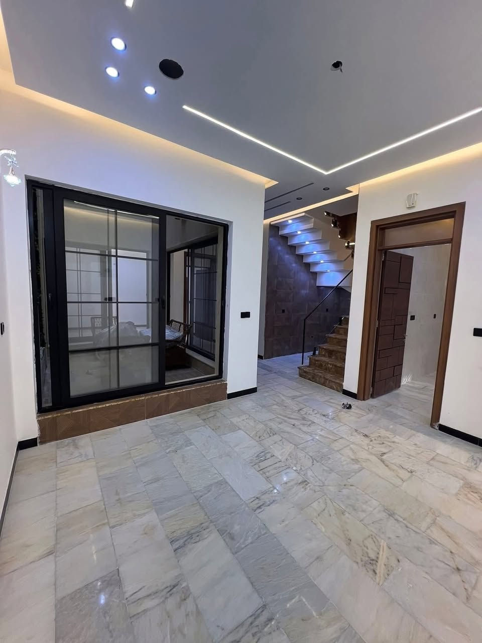 عقارات-الخضراء - نسعى - دومآ- نحو- الافضل

#اعلان رقم ((1023))

#دار بناء درجة اولى للبيع في منطقة السيدية مربع الضباط التصنع 

#مساحة :168متر  واجهه: 8 م
#المحتويات : 1 نوم  طابق أول صالة  استقبال هول داخلي مطبخ  خدمات متكاملة مناور كراج 
طابق الثاني نوم عدد3 خدمات طابق الثالث نوم عدد1سويت 

#المواصفات : ارضية مرمر وواجهة مرمر وجبس بورد تأسيس كاميرات وسبالت دفن وابواب قاصة

#السعر : اتصال على المكتب 

مراسلة الصفحة على # الفيس بوك 
عقارات -الخضراء - في السيدية
# او الاتصال على الرقم
☎️***********☎️ 
#او مراجعة مكتب الخضراء 
في السيدية شارع العلوة مقابل قاعه ريتاج للمناسبات
