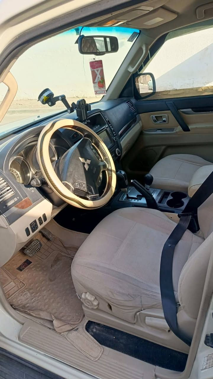 سلام عليكم باجيرو موديل 10 خليجي مكفوله كفاله عامه عده بارد إصبعين فوك الچاملق اليمن راجع عل بارد لازلغ ولا صبغ 
عنوان بغداد 
السياره بسمي سنويه جديده صدر جديد
السعر/137
رقم الهاتف/***********
