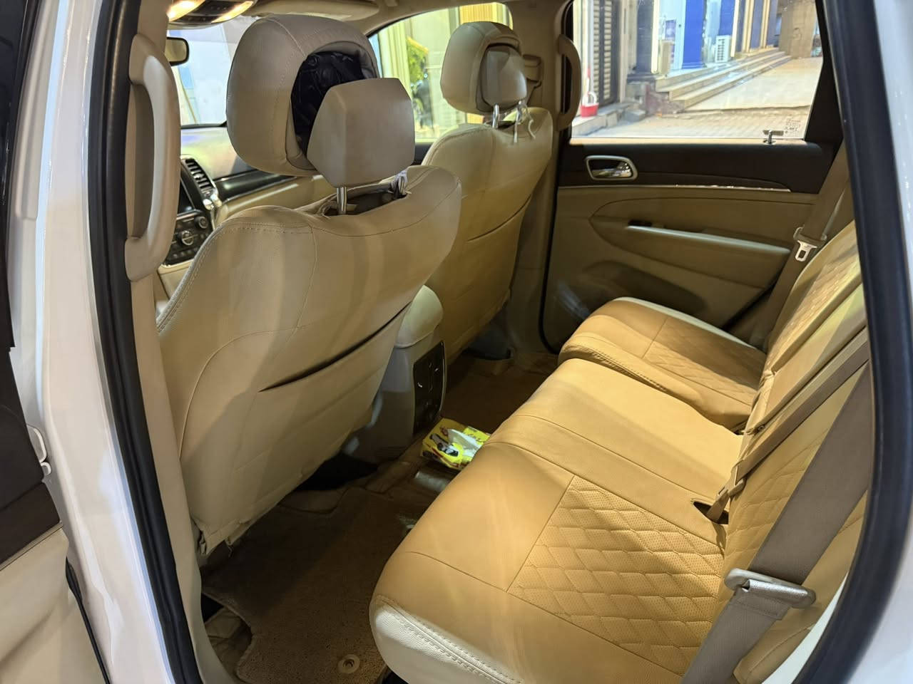 للبيع جيب كراند شيروكي 2017 فول مواصفات 1/1 
السعر 195$ وبيهه مجال جيتك 
رقم اربيل بسمنه تحويل مباشر او وكاله لعجبك السياره وارد كلين تايتل مواصفات خليجيه داخل عسلي المواصفات:
 بانوراما 
لايت متحرك زنن
كشنات تدفئه تبريد 
ستيرن تدفئه 
خزن ميموري وضعيتين
ستيرن كهربائي 
كشن العبري كهربايي 
صندوق كهربائي شفط
تشغيل عن بعد 
حساسات خلفيه 
رادار خلفي توقف ذاتي 
السياره تو ويل المرغوب 
هزه وسونيه جديده لل2028
السياره صار بيهه طخات بلعراق بدون ارباك 
جاملق سايق مبدل نفس الون وكصت البنيد صبغ وصفحت العبري جاملق ولباب كارت تكحيل  ولباب الوره وجاملق بي كلير من امريكا بدون حادث ولا ايرباك 
السياره ابد ماملوعوب بيهه ولامفتوحه مكينه شرط الفحص السياره بلاد مفتوحه سرعه 240 
السياره ماشيه حاليا 85،000 ميل 
حداديه جديده وتايرات وصيانه عامه ودهن جديد 
للاسفسار: 
***********
مكان السياره البصره الجزائر
