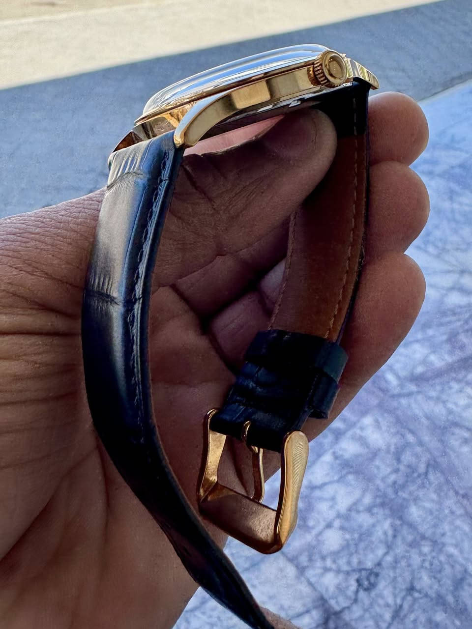 #مستعمل
#سعر 225.000
المواصفاة….
أورينت – ORIENT
رقم الموديل ACOO-001-0
* الحالة : ممتازة جداً 
* أورجينال بالكامل

حركة أوتوماتيكية: تعمل بالطاقة الحركية مع إمكانية التعبئة اليدوية وتوقف عقرب الثواني عند الضبط.

• مينة بني هادئ
• نافذة عرض التاريخ عند الساعة 3
• قطر الهيكل 42 ملم 
• هيكل من الستانلس ستيل
• زجاج منحنٍ معدني مقوّى
• سوار جلدي اسود بعرض 22 ملم
• قفل دبوس تقليدي
• مقاومة للماء حتى عمق 30 متر
•#ملاحظة السير مستبدل بجلد طبيعي اسود كون السير الاصلي القديم متهالك ولكن موجود
•#ملاحظة خدوش خفيفه في الجامه غير واضحه للناظر
«»الساعه بلاديه بالكامل
«»بدون مرفقات..بدون علبه
«»توصيل لجميع المحافظات
«»تواصل خاص او ***********⁩⁩⁩
