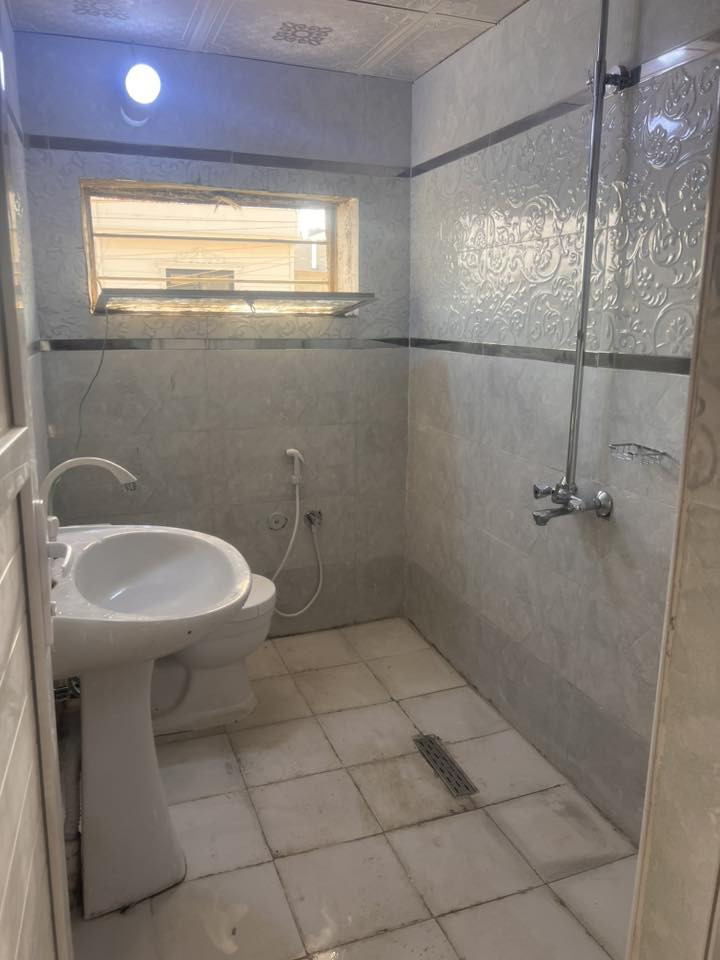 السلام عليكم ، بيت طابق ثاني للايجار حي الاعلام محلة 831 مقايل الالعاب الجديدة وملعب كرة القدم موقع ممتاز غرفتين وصالة ومطبخ منعزل وحمام ومرافق منعزل يحتوي ع بالكون عدد 2 البيت ركن البيت وجبير مرمم جديد المطبخ الحمام سيراميك وسقف ثانوي ويحتوي ع سطح كبير ونظيف مطلوب عائلة صغيرة ..الايجار 550 الف للاستفسار اكثر على رقم 
***********
علما بدون دلالية من صاحب البيت مباشر
