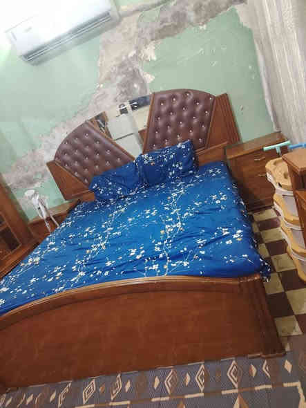 غرفه صاج عراقي اصلي خشب ثقيل نجاره عراقيه بيبان سلايت وخانات مرتبه من الداخل
اني سويتها ب٣ ملايين وعارضتها بمليون و٢٥٠ ألف وبيها مجال 
البيع بسبب انتقال لغير مكان وحجمها كبير
للاستفسار ***********
