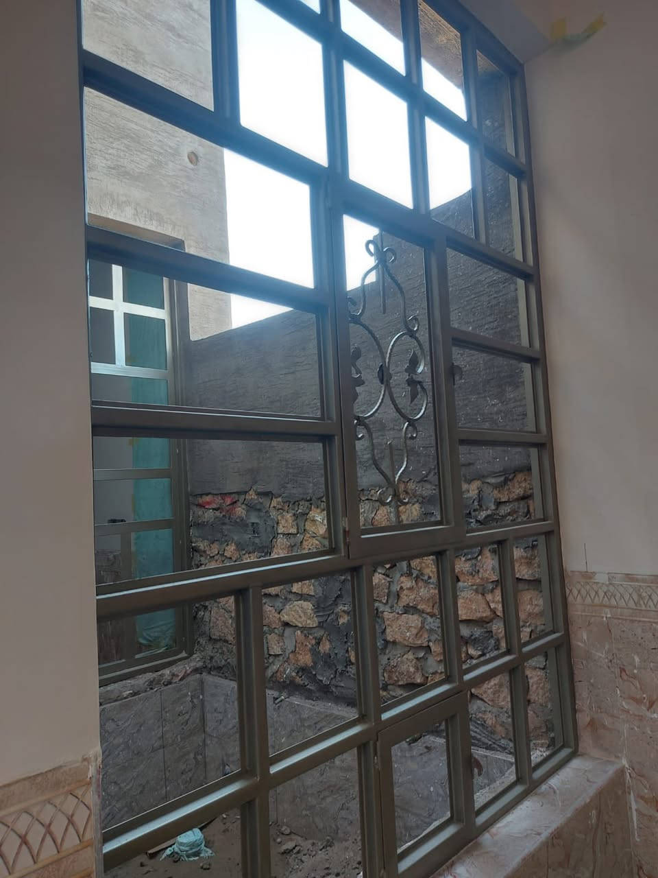 متاح كادر التنضيف وصبغ البوب  والشبابيك كادر متكامل وين ماتكون نجيك التواصل الاتصال بل رقم ***********
