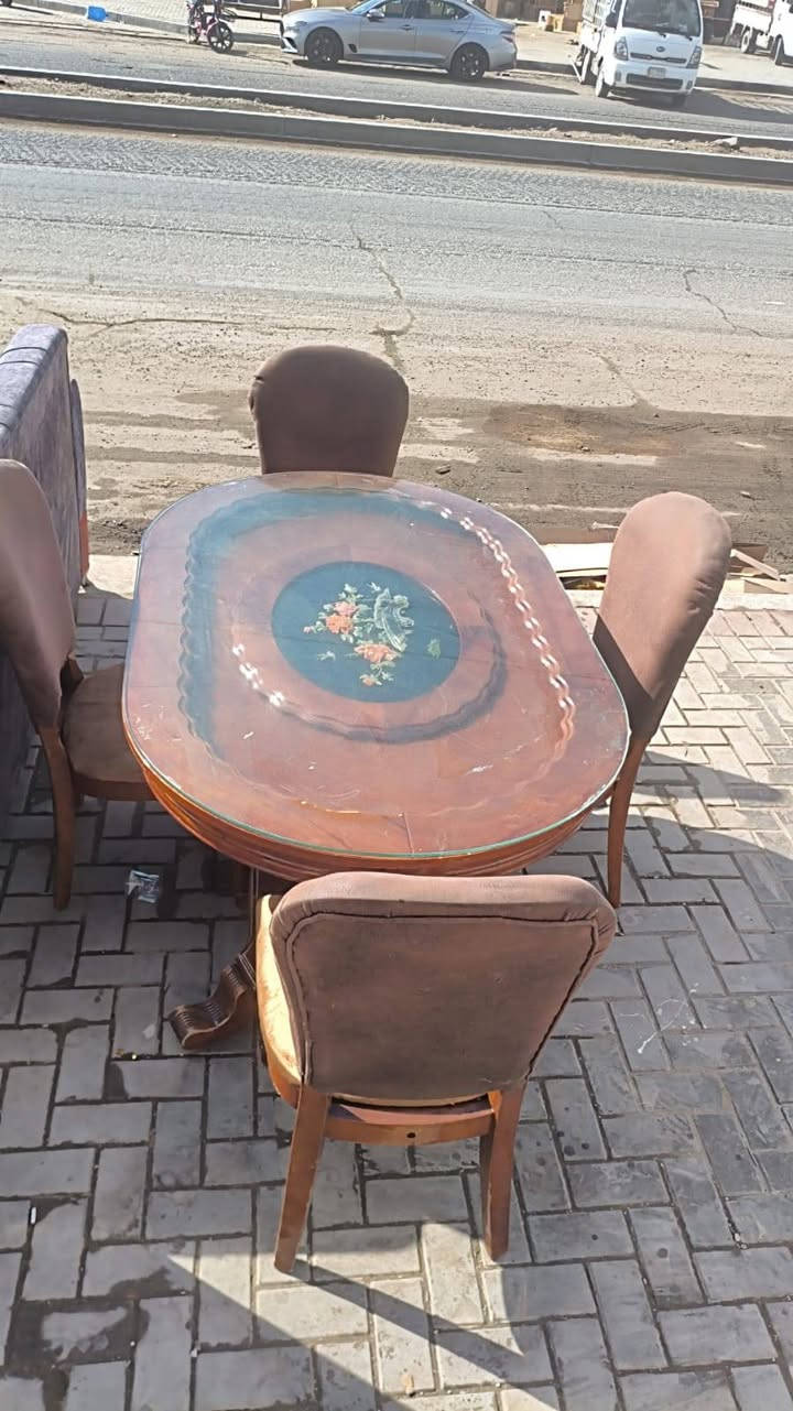 تخم عشر مقاعد نظيف كلش وسعره مناسب مع ميز طعام خشب صاج وست كراسي للاستفسار خاص او الاتصال 
***********
