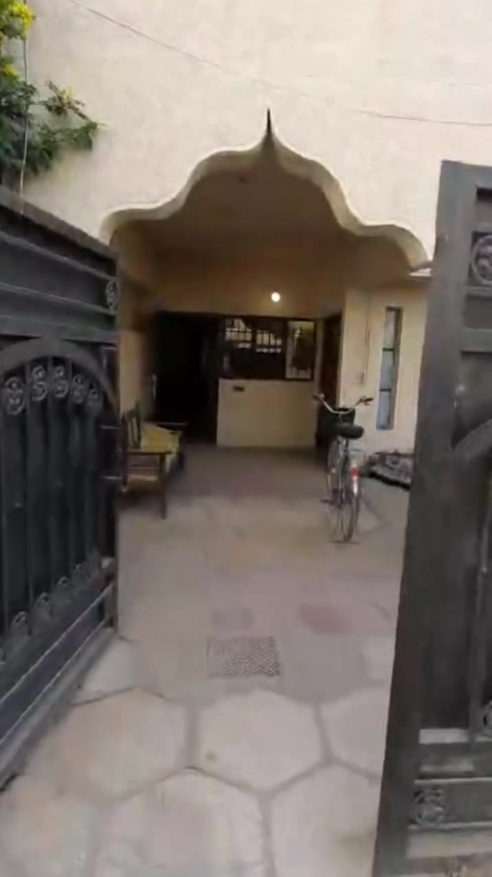 يالله سلام عليكم بيت ارضي لايجار يحتوي على طرمه كبيره او حديقه أو صاله كبيره أو مطبخ او  غرفتين منام خدمات ثنين  العنوان الدوره شارع حي الشرطه  مكتب العامري واتساب ***********
الايجار 700وبي مجال
