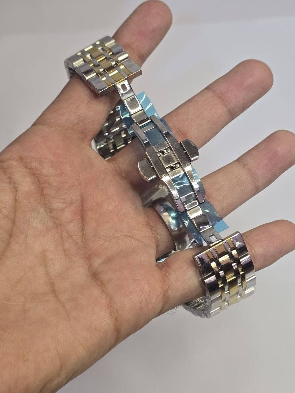 ساعة باتك فلب PATEK PHILIPPE
تحفة فنية 
لرجال الاعمال والمحبي الرسمي
مكينة كوارتز ( نظام ستوبوج) جميع السناتر شغاله 
هيكل يتانلس ستيل
ميناء مميزه ذهبي مزودة بمنفذ تاريخ واسبوعي (عربي+انكليزي)
زجاج زفير مزرق ضد الخدش
طوق روز كولد وسير تو تون 
مقاومة الماء والغبار 
 قفل فراشة 
ساعة مختمة بالكامل

السعر :- 40 ع اول تم 
للحجز والاستفسار يرجى مراسلة الصفحه


**إذا كنت صاحب هذا الإعلان وتريد حذفه لأي سبب، رجاءا أرسل رسالة إلى الدعم الفني**