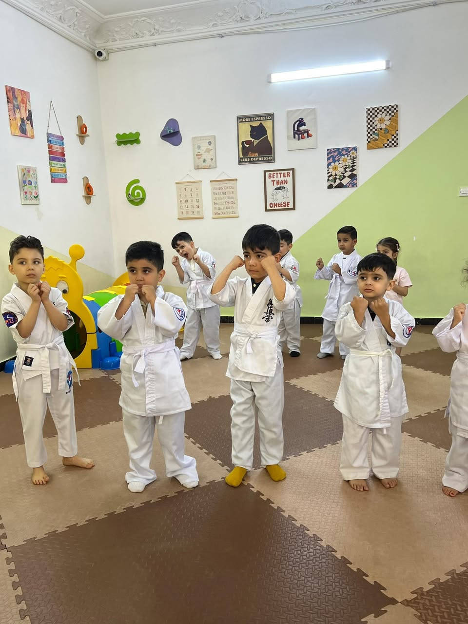 ‏🏓⛱( Summer School - المدرسة الصيفية) 🏓🏊‍♂️

تعلن روضة المستقبل الاهلية عن فتح التسجيل في السمر سكول، ساعد طفلك في استغلال العطلة الصيفية من خلال الاختيار من بين مجموعة من الانشطة التي لها اهمية كبيرة في تنمية مهاراته المعرفية وتعزيز الابداع لديه والتي تساهم في تقوية شخصيته...

 🔹البرنامج التعليمي 

1️⃣ تعليم الحروف العربية ✍️👨‍🏫
2️⃣ تعليم الارقام العربية ➗➕1️⃣2️⃣3️⃣
3️⃣ تعليم الحروف الانكليزية 🅰️🅱️
4️⃣ العاب الذكاء ( المونتسوري والجيلين دومان) 
5️⃣ تحفيظ قصار السور من القرآن الكريم 😇🤲🏻
 

 🔹البرنامج الترفيهي  

1️⃣ دروس الرسم  و الاعمال اليدوية 🎨🧶🧩🎈
2️⃣ دروس في الاتيكيت 😇🙏🏻
3️⃣ انشطة حركية و العاب تعليمية متنوعة ⛳️🤸‍♂️🧘🏽‍♂️
4️⃣ دورة لتعليم السباحة 🏊🏼‍♀️
5️⃣ سينما جلسة قراءة قصة بطريقة تفاعلية 🎥🎭
6️⃣ حديقة العاب خارجية
7️⃣ قاعة العاب داخلية 
8️⃣ دروس الباليه 💃🏻🩰
9️⃣ رياضة الكوشينكاي 🥋🥇
🔟 دروس الموسيقى 🎻🎶

🔴 تسليم شهادة مشاركة نهاية الدورة لمن اتم الدورة كاملة 👨🏻‍🎓👩🏻‍🎓
🔴  مدة الدورة ثلاث اشهر  ابتداءا من 1/6  

🔸 ايام الدوام من السبت الى الخميس
 من ( 7 ص - 4 م )
☎️ ***********

📍العامرية، شارع المنظمة، قرب الدفاع المدني.
