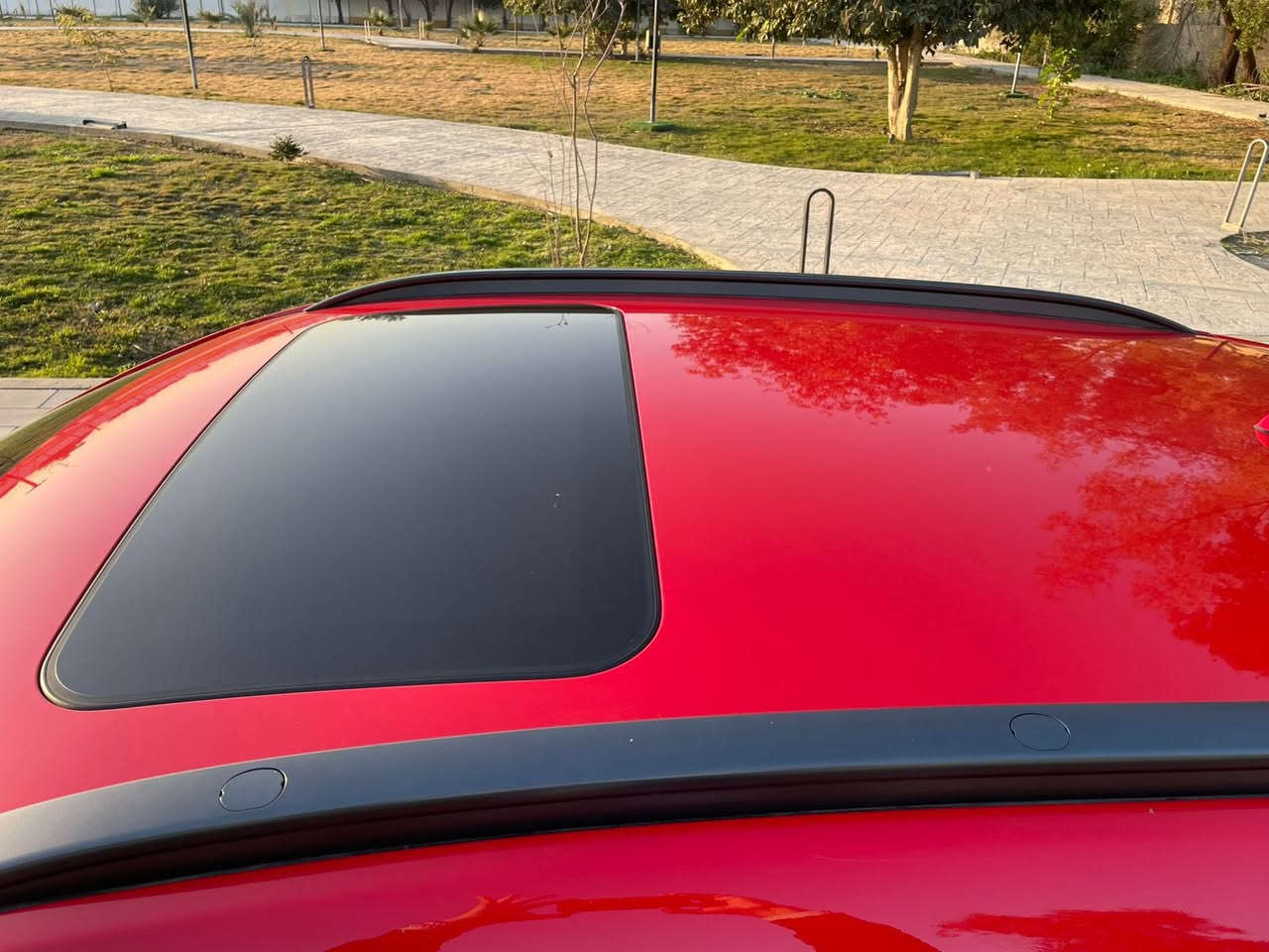 هونداي كونا موديل 2023  خليجي لون احمر  رقم بغداد الجديد فول مواصفات تحويل مباشر وشرط فحص سونار وعقد مروري 
ماشيه  51 الف فقط 
السعر :17500$
المواصفات 🩶
 
⭕️بصمه -بصمه ابواب -تشغيل عن بعد
⭕️محرك 2000 دوش   
⭕️نظام اطفاء وتشغيل عند التوقف بالازدحام
⭕️كشن كهرباء 
⭕️لد نهاري 
⭕️شاشه كبيره تدعم كار بلي+gps
⭕️كامره خلفيه دواره
⭕️فول تحكمات سترين 
⭕️خروج عن المسار 
⭕️3 انظمة قياده  
⭕️نظام الانحدار 
 ⭕️مانع انزلاق
 العنوان : بغداد معارض البياع معرض الجامعة الشارع الوسطي 
السعر : 17500$
للاستفسار:  ‭0781 684 7184‬
