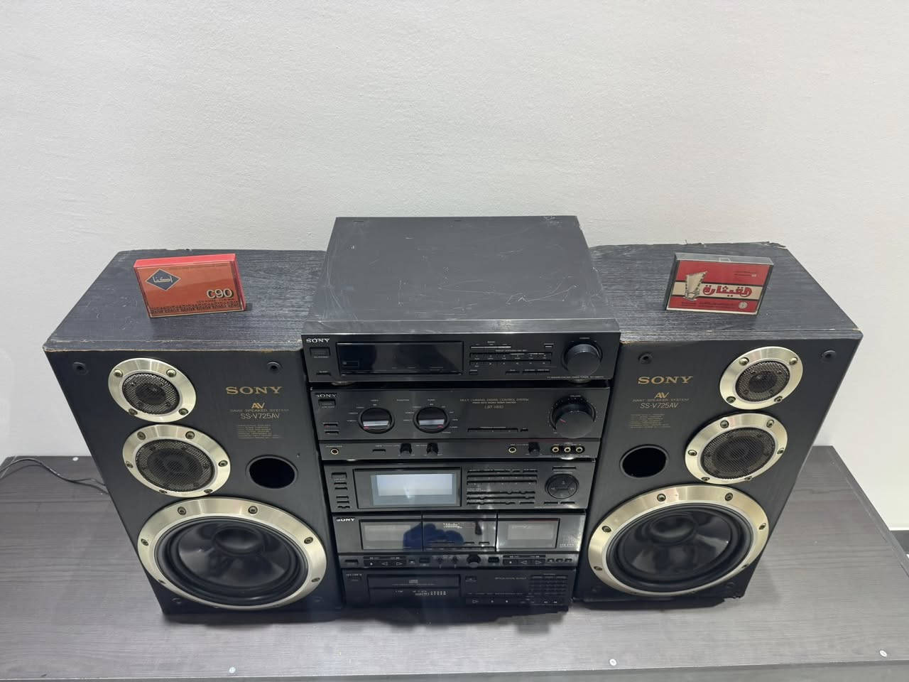 (يدعم تقنيه البلوتوث) هذا النظام الصوتي هو من فئة Sony Liberty، وبالتحديد الموديل Sony LBT-V810. 
يُعرف هذا النظام كونه إصداراً يابانياً عالي الجودة من فترة التسعينيات، ويتميز بتصميم "البرج" المكون من عدة طبقات منفصلة تشمل: 
المضخم (Amplifier): طراز TA-V810.
المعالج الرقمي (Digital Surround Processor): طراز SDP-V810، والذي يحتوي على الشاشة المركزية المميزة لعرض مستويات الصوت (Spectrum Analyzer).
مشغل الأقراص (CD Player): طراز CDP-V810.
مسجل الكاسيت المزدوج (Double Cassette Deck): طراز TC-V810.
الراديو (Tuner): طراز ST-V810TV.
مكبرات الصوت: تظهر في الصورة مكبرات صوت من طراز SS-V725AV. 
يتمتع النظام بقدرة خرج صوت تصل إلى حوالي 180 واط، ويدعم أنظمة الصوت المحيطي (Surround) مع إمكانية إضافة مضخم صوت فرعي (Subwoofer). (يدعم تقنيه البلوتوث)
السعر 500 الف


**إذا كنت صاحب هذا الإعلان وتريد حذفه لأي سبب، رجاءا أرسل رسالة إلى الدعم الفني**