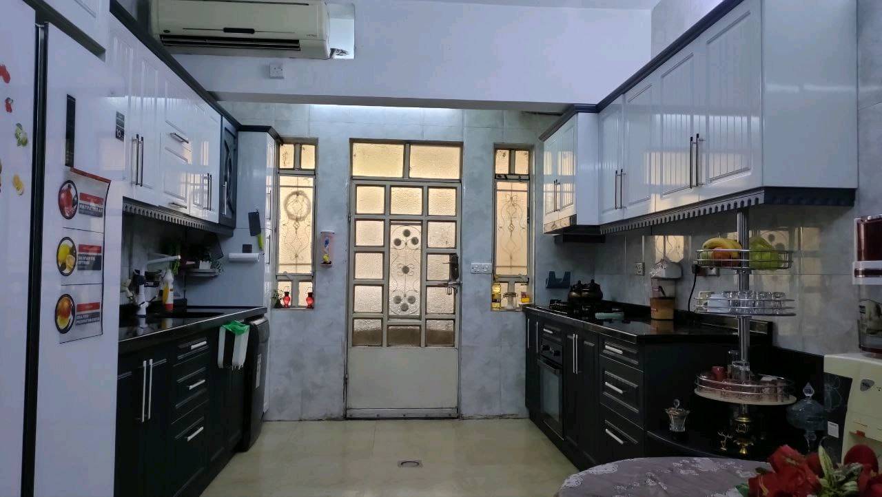 بيت للبيع الموصل حي الاعلام 
بظهر الشارع العام 
204 متر واجهه 12
5 غرف نوم ، محدث طابق ونص 
يمكن فصل الطابقين 
سند جديد