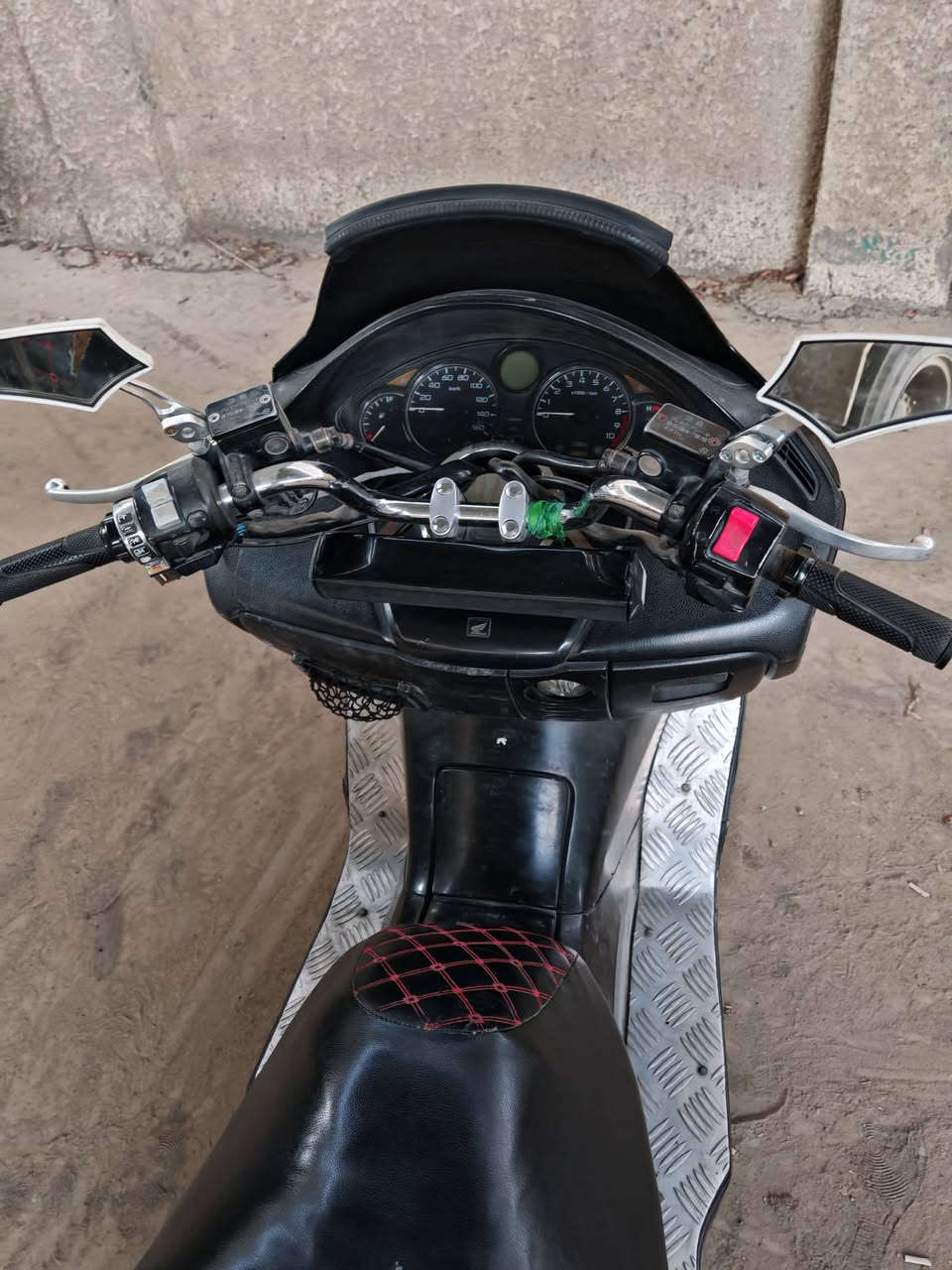 سلام عليكم فورزا صفر٨ للبيع جاهزه كلشي مابيهه مكفوله السعر ٥٠٠ وياها كفر ابيض كامل ***********
