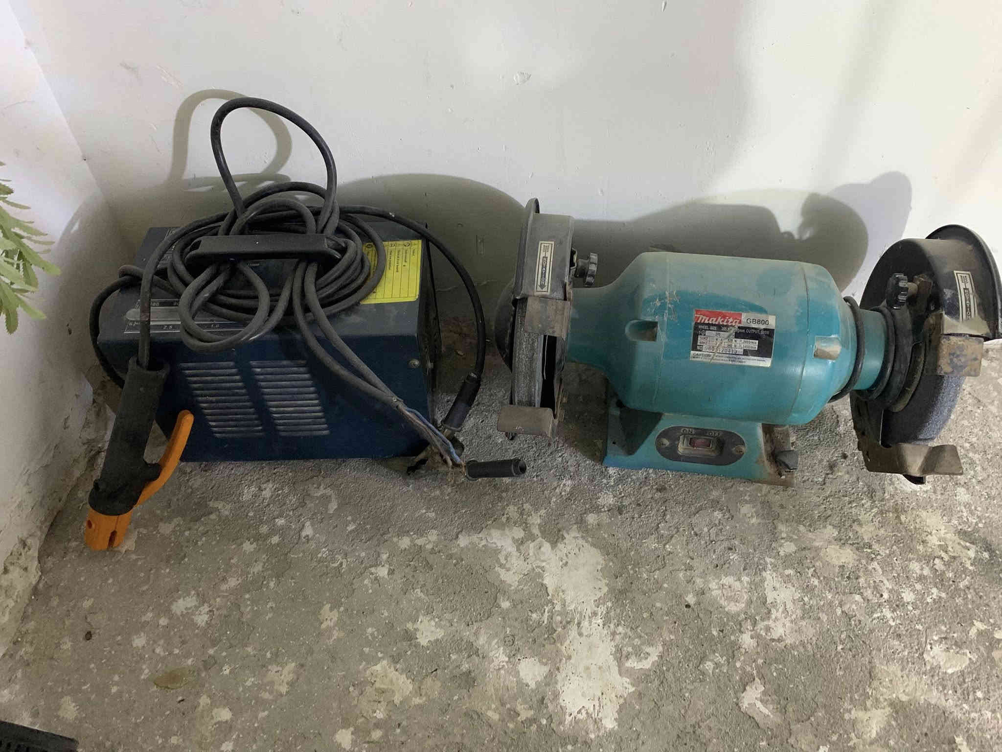 السلام عليكم غراض للبيع نجاريه وحداديه 
كمبريسر كوسره ثابته منشار يدوي ريبون وبلانيات وفريزه مكينه لحيم العنوان بغداد الدوره *********** وتساب موجود
