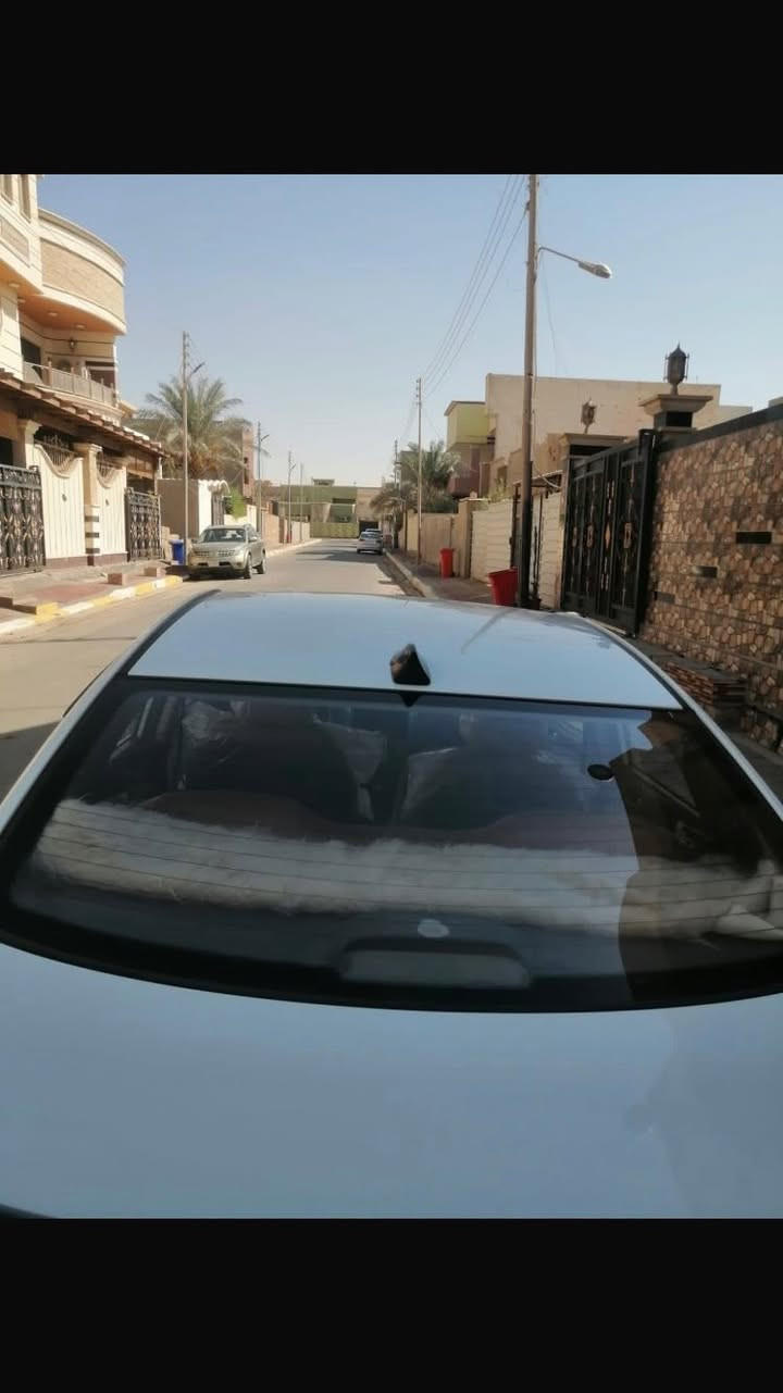 السلام عليكمً اكسنت خليجي 
موديل ١٣ 
رقم بغداد اسمي شخصيا 
بيه ربع بنيد و ٤ اصباع رش بالباب 
دوشمه كاظميه 
حداده 
لايت زنون 
سياره ماشيه ١٨٠ بلادي 
مكاني رمادي 
***********

